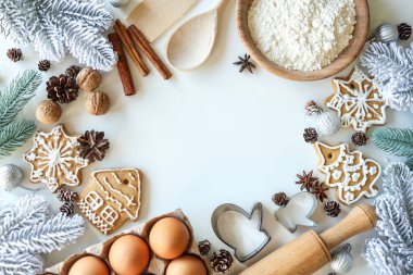 Noel arkaplanı ve mesaj yeri. Un, yumurta, tarçın, şekil, sallanan düz görünüm.