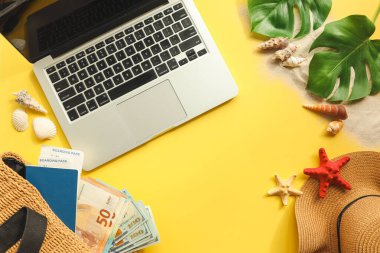 Metinleriniz, aksesuarlarınız, laptopunuz, deniz kabuklarınız, biletleriniz ve renkli arkaplanınızdaki paranız için yer alan yaz arkaplanı.