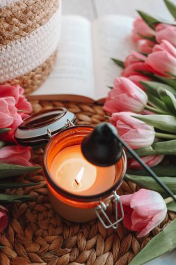 Ev dekorunda yanan mum.