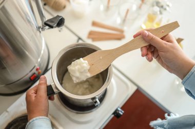 Soya mumu eritme kabı, mum yapma süreci