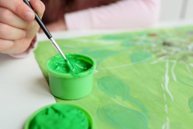 Boyalı fırça, yakın plan, çocuk çizimleri.