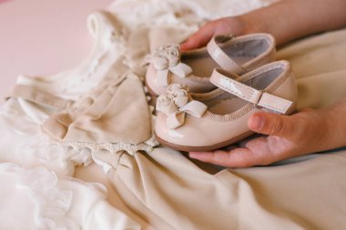 Çocuk kıyafetleri ellerinde, moda..