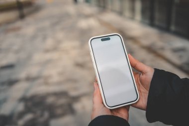Mobil Uygulama Reklamı. Kız elinde boş bir ekranla akıllı bir telefon tutuyor. Akıllı telefonda mesaj için yer. Mocap.