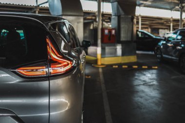 Otoparkta, arka planda..