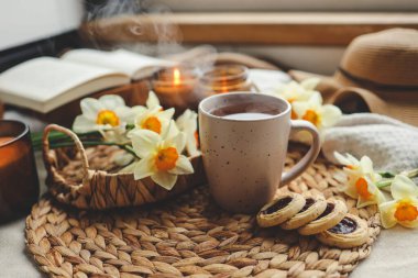 Bir fincan sıcak çay ve bahar içeceği. Günaydın konsept.