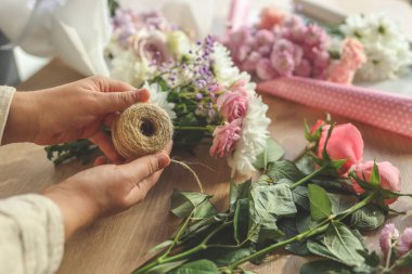 Çiçekçi iş başında. sonbaharda çiçek süslemeleri yapma kadın.