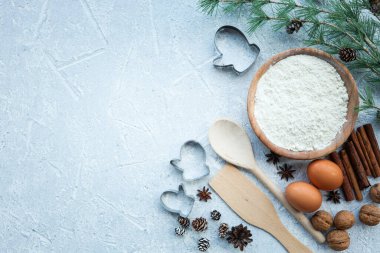 Noel pişirme yemek pişirmek için malzemeler. Un, yumurta, kahverengi şeker ve baharat. Kopya alanı ile Üstten Görünüm.