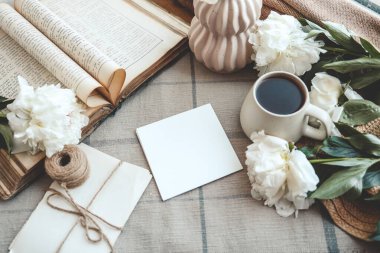 Mesaj ve yaz tatili kompozisyonu için yeri olan bir kartpostal, iyi tatiller..