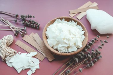 Mum yapımı seti ve lavanta renkli arkaplan görünümlü, düz yatar.
