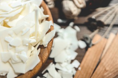 Mum yapımı için beyaz soya gevreğini kapatın. Soya mumu taneciklerinin hafif dokusu. Ev yapımı mumlar için. Ekolojik yaşam tarzı.