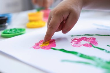 Parmak boyama. Yakın plan. Parlak boyalı çocuk elleri. Erken gelişim. Hobi.