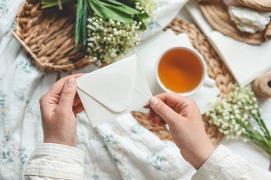 Zarfta kızın elinde bir mektup var. Tatil kavramı..