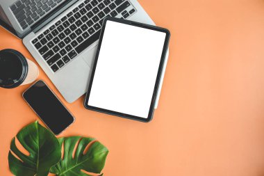 Metnin ve iş konseptin için ayrılmış ekranlı tablet.