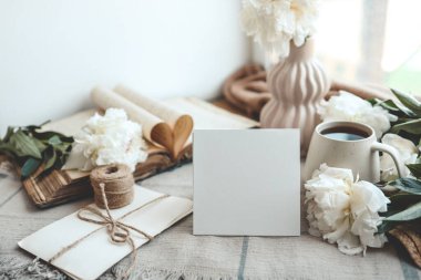 Mesaj ve yaz tatili kompozisyonu için yeri olan bir kartpostal, iyi tatiller..