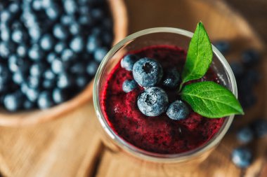Taze sulu blueberry smoothies cam. Basit arka plan. Sağlıklı gıda. Detoks. Yaşam tarzı