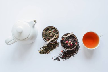 Beyaz arka planda çay, çaydanlık ve fincan çeşitleri, üst görünüm.