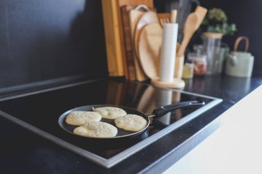 Kahvaltı hazırlıyorum, tavada krep yapıyorum..