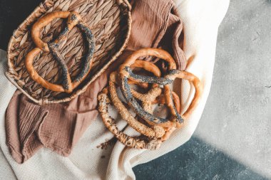 Taze ev yapımı yumuşak krakerler. Siyah arka planda tohumları olan farklı türde kraker..