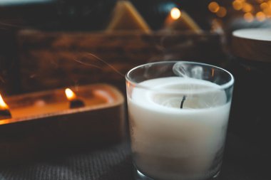 Sönmüş mum kaplamalı bir fotoğraftan çıkan duman..