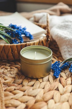 Ev atmosferinin içinde mum ve çiçekler.