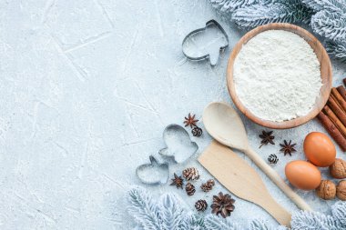 Noel pişirme yemek pişirmek için malzemeler. Un, yumurta, kahverengi şeker ve baharat. Kopya alanı ile Üstten Görünüm.