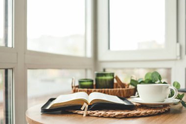 Evde İncil 'i aç, sabah kitap oku..