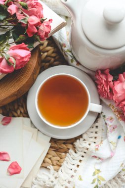 Bir fincan sıcak çay ve bahar içeceği. Günaydın konsept.