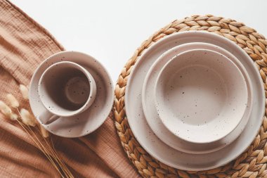 Biçimli bej tablo takımı seti beyaz arkaplan üzerinde düz bir görünüm yatıyordu.