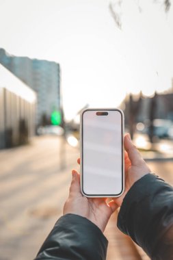 Mobil Uygulama Reklamı. Kız elinde boş bir ekranla akıllı bir telefon tutuyor. Akıllı telefonda mesaj için yer. Mocap.