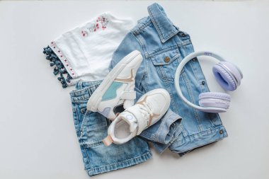 Çocukların şık kıyafetleri, spor ayakkabıları, kot pantolonlar ve ceketler..