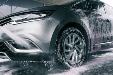 Araba yıkama. Yüksek basınçlı su kullanarak araba temizleme.