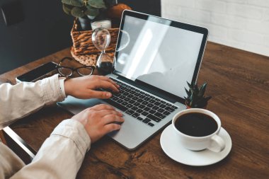 İş kadını iş yerinde dizüstü bilgisayarında daktilo kullanıyor. Ev işlerinde çalışan kadın klavyede çalışıyor..