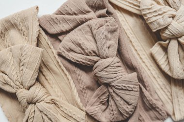 Yeni doğmuş bir kız için saç bandı..