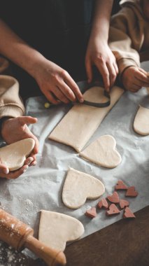Anneler Günü, anne ve çocuklar mutfakta pizza yapıyor, mutlu aile kavramı..