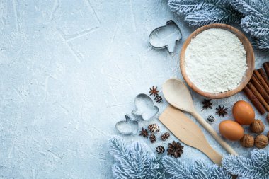 Noel pişirme yemek pişirmek için malzemeler. Un, yumurta, kahverengi şeker ve baharat. Kopya alanı ile Üstten Görünüm.