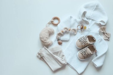 Pastel renkli yeni doğmuş bir bebek için bebek kıyafetleri..