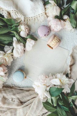 Mesajınız, beyaz şakayıklarınız ve tatlı badem kurabiyeleriniz için yer olan tebrik kartı..