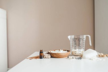 Beyaz arkaplanda mum üretmek için ayarlandı. Eko soya cilası ve mum yapımı aletler. Kandil mumları. Hobi konsepti.