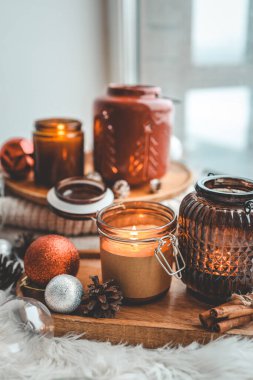 Evin iç tarafındaki pencere pervazında yanan mum..