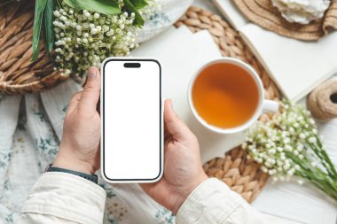 İzole edilmiş ekranlı telefon, günaydın konsepti.