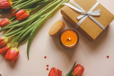 Mum ve buket kırmızı laleler, bahar estetiği.