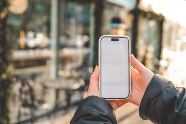 Mobil Uygulama Reklamı. Kız elinde boş bir ekranla akıllı bir telefon tutuyor. Akıllı telefonda mesaj için yer. Mocap.