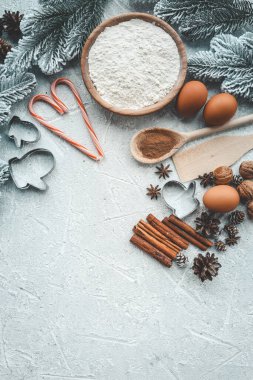 Noel pişirme yemek pişirmek için malzemeler. Un, yumurta, kahverengi şeker ve baharat. Kopya alanı ile Üstten Görünüm.