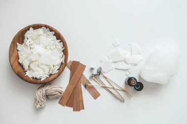 Beyaz arkaplanda mum üretmek için ayarlandı. Eko soya cilası ve mum, aletleri üst görünüm, düz döşeme. Kandil mumları. Hobi konsepti.