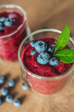 Taze sulu blueberry smoothies cam. Basit arka plan. Sağlıklı gıda. Detoks. Yaşam tarzı