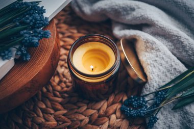 Ev atmosferinin içinde mum ve çiçekler.