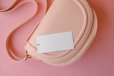 Pembe arka planda Pastel renkli kadınların el çantası. Yaz moda konsepti. Model.