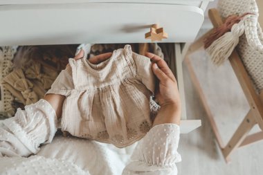 Hamile kadın doğumevi için hazırlanıyor, bebek eşyaları topluyor. Hamile kadın bebek kıyafetleri hazırlıyor ve planlıyor..