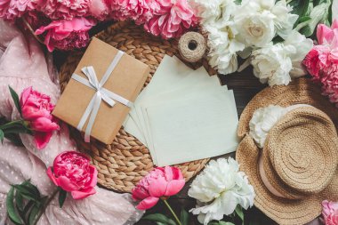 Yay ve pembe şakayıklı hediye kutusu, tatil konsepti..