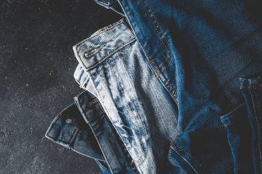 Mavi Kot 'un Beyaz Arkaplan Üzerindeki Çeşitli Tonları Kot Kotları.